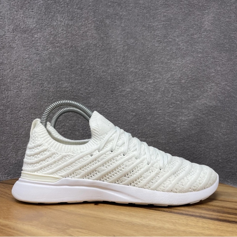APL
WOMENS WHITE  Knit Sneakers
APL Size 7